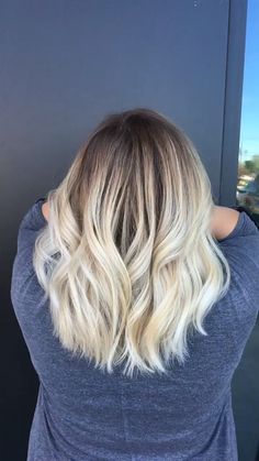 Bleach Ombre Hair, Dark Blonde Roots Light Ends, Dark Roots Light Ends, Balayage Dark, Blonde Hair With Roots, Blonde Ends, Balayage Blond, Cool Blonde Hair, Blonde Roots