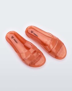 This season, Melissa combines its jelly heritage with a streamlined, futuristic vision to create this Real Jelly Slide. Lightweight and made out of a single monoblock of sustainable jelly, this slide has the ability to pick up colors like no other shoes - and that's a promise! Punk Love, Jelly Slides, Punk Movement, Mini Melissa Shoes, Melissa Shoes, Mini Melissa, Viktor & Rolf, Jelly Shoes, Quirky Design