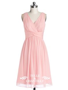 a dress on a mannequin with the words tulle and chantilly