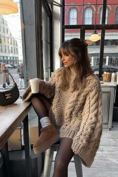 Women Fall Dress, Fall Styling Outfits, Warm Fall Aesthetic Outfits, Fall Insta Outfits, Woman Autumn Outfits, Cozy And Cute Outfits, Fall Style Inspo Aesthetic, Cute Fall Picture Outfits, Fall And Winter Outfits Casual