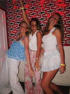 Preppy Lifestyle, Party Fits, Best Friend Photos, Preppy Aesthetic, Palm Print, Friend Photoshoot, Best Friend Pictures, Friend Photos