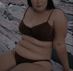 Midsize Aesthetic Photography, Outfits For Normal Bodies, Real Bodies Outfits, Midsize Body Positive, Real Body Reference, Normal Body Outfits, Corpo Midsize