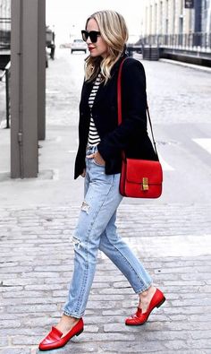 Red Flats Outfit, Red Shoes Outfit, Comfy Jeans Outfit, Looks Jeans, Teaching Outfits, Red Purse, Outfit Jeans, Mode Casual, Red Handbag