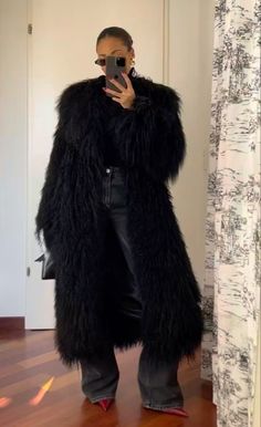 Long Black Fur Coat Outfit, Black Leather Trench Coat Outfit, Black Fur Coat Outfit, Leather Trench Coat Outfit, Velvet Jacket Outfit, Faux Fur Outfit, Black Leather Trench Coat, Long Coat Outfit, Fur Outfit