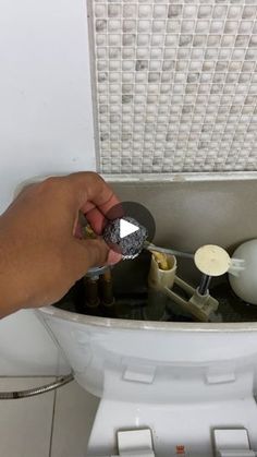 75K views · 2.9K reactions | Place aluminum foil in the toilet bowl, and you'll be surprised by the result! 😱 | Place aluminum foil in the toilet bowl, and you'll be surprised by the result! 😱 | By Te Necesito | Place a piece of aluminum foil
in your toilet bowl and you will be amazed at the result. A
friend who works in a five star hotel taught me this tip. This
trick will make your bathroom smell good all the time. To
start, you will need a bar of soap. It can be any kind. Let's
grate the entire soap as you can see. After grating
everything, take a tube of toothpaste. You can use any
kind as well and will put the entire toothpaste on top of the
soap. This will make your bathroom very fragrant. Next,
add two tablespoons of baking soda. Baking soda will
neutralize odors, enhance the soap Bathroom Fragrance, Bathroom Counter Decor, Bathroom Smells, Paper Mask, Toilet Tank, Household Cleaning Tips, Clean Scents, Clipuri Video, Toilet Cleaning