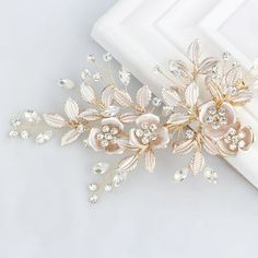 Wedding Hair Clip Rhinestone Bridal Comb - Light Rose Gold Add a floral touch to your hair with this elegant clip. Romantic rose gold flowers, leaves, and sparkling rhinestones provide a delicate, feminine accent for your bridal look. This versatile headpiece adds a timeless charm to any occasion. Easy to use and secure, so you can dance the night away worry-free. Perfect for bridesmaids or as a gift for your mother. Ideal for weddings, engagements, proms, parties, pageants, and more. Wedding Ha Veil Comb, Hair Ornaments Wedding, Bride Hair Jewelry, Autumn Hair Accessories, Gold Hair Comb, Bridal Hair Clip, Rose Gold Bridal, Wedding Hair Clips, Bridal Comb