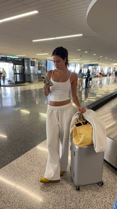 Comfy Tropical Outfits, Airport Style Aesthetic, Airport Outfit Ideas Comfy, What To Wear To Airport Travel Outfit, Elevated Comfy Outfit, Airport Fits Aesthetic, Airport Pics Aesthetic, Duffle Bag Outfit, Airport Summer Outfit