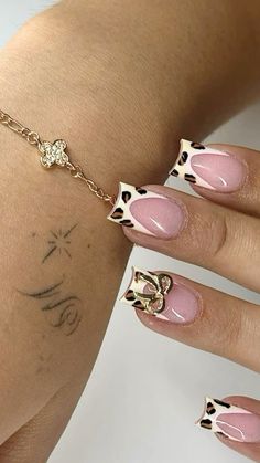 @urrealiz Fall Nails Shorties, Baddie Y2k Nails, Nail Ideas Cheetah Print, Short Baddie Nail Designs, Buchifresa Nails, Nails Inspiration Baddie, Cheetah Print Nails, Girly Acrylic Nails, Casual Nails