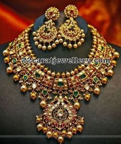 Jewelry Accessories Necklaces, Saree Bollywood, Accessories Necklaces, Antique Gold Jewelry Indian, Rings Ideas, Gold Necklace Indian Bridal Jewelry, Antique Bridal Jewelry, Antique Jewelry Indian, Wedding Jewellery Collection