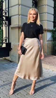 Silk Skirt Outfit Summer, Satin Skirt Outfit Classy, Italy Lookbook, Beige Skirt Outfit, Lace Shirt Outfit, Slip Skirt Outfit, Silk Slip Skirt