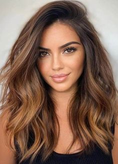 Best Brunette Hair Color, Brunette Hair With Highlights, Brunette Balayage Hair, Hair Color Shades, Brown Hair Balayage, Balayage Brunette, Long Wavy Hair, Hair Inspiration Color, Hair Color Trends