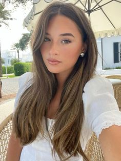 Natural Lightweight Makeup, Natural Makeup Brown Hair Brown Eyes, No Makeup Makeup Glowy, Natural Yellow Makeup Looks, Pretty Glowy Makeup, Elegant Natural Makeup Look, Natural Makeup With Green Eyes, Neutral Glowy Makeup, No Makeup Makeup For Wedding