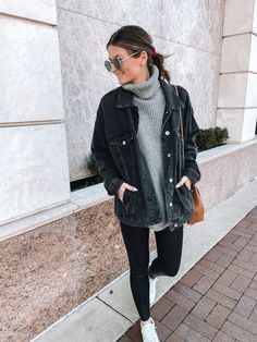 Black Denim Jacket Outfit Winter, Jeans Gris, Outfit Winter, Black Denim Jacket, Denim Jackets, Winter 2024