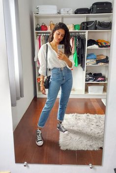 Look com camisa branca, calça jeans mom, bolsa preta com corrente dourada e all star preto cano alto. 
#camisabranca #calçajeansmom #allstarpreto #bolsapretacorrentaria Look All Star Cano Alto, All Star Outfit, Look All Jeans, Converse Girls, Look Jean, Jeans And Converse, Classic Style Outfits