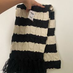 Vans Women’s Black And White Stripped Knitted Scarf. Brand New With Tags Still Attached Vans Women, Black And White Scarf, Gradient Yarns, Knit Infinity Scarf, Circle Scarf, Black Scarf, Vans Black, Black White Fashion, Crochet Scarves