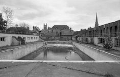 an empty pool in the middle of some buildings