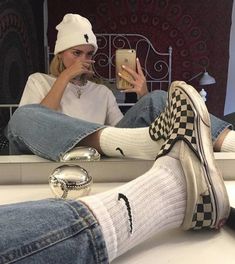 Selfie Mirrors para intentar cuando estés de lo más aburrida Slip On Outfit, 70s Mode, Highsnobiety Fashion, Beanie Outfit, Goth Outfit, Sneaker Outfits, Vans Outfit, Sneakers Fashion Outfits, Streetwear Mode