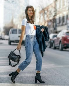 Street Style Jeans, Fashion Guys, Classy Street Style, Jeans Street Style, Effortless Outfit, Bootcut Jean, Mode Casual