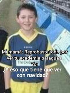 a young boy standing in front of a swimming pool with the caption'mi mama reprobate tod por ver tu