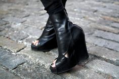 Androgynous People, Supermodel Body, Mode Shoes, Double Black, Outfit Inspired, Black Shoe, Black Card, Walk This Way, Grunge Goth