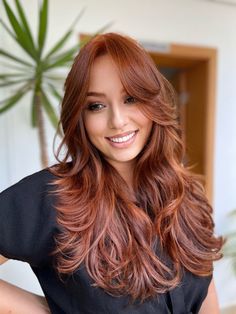 The best fall hairstyles and fall hair to copy Auburn Hair Brown, Chasing Daisies, Trending In 2023, Hairstyles Trending, Cinnamon Hair, Fall Hairstyles