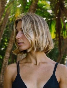 Beach Blonde Bob Hair, Short Hair Long Neck, Laura Bingle Hair, Natural Blonde Hair Short, Mimi Moocher Hair, Carley Thorne, Parisian Bob Blonde, Blonde Italian Bob, Beachy Short Hair