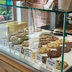 a display case filled with lots of different types of cookies