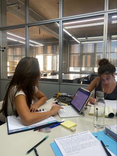 Aesthetic, biblioteca, apuntes Studying At School Aesthetic, Trade School Aesthetic, Last Year Of School Aesthetic, That Girl School Aesthetic, Studying Together Aesthetic, Friends Studying Together Aesthetic, Study With Friends Aesthetic, College With Friends