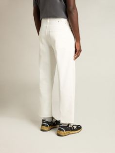 A unique, timeless collection that encapsulates the Golden Goose DNA, designed to remain with you every day, through thick and thin, come rain or shine. These loose-fit, wide-leg white pants are inspired by the skateboarding world and feature a stonewashed treatment that makes every garment unique. White Denim Pants, The Golden Goose, White Jeans Men, Mens Slacks, Lace Socks, Jumpsuit Skirt, Rain Or Shine, White Pants, Golden Goose