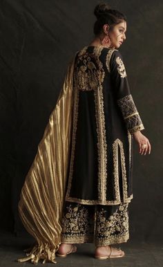 Pakistani Fashion Party Wear, Salwar Kamiz, Unique Dress, Pakistani Bridal Dresses, Party Wear Indian Dresses, Fairy Fashion, Indian Designer Outfits, Embroidery Suits