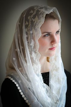 Beau Hijab, Stella Maris, Chapel Veil, Photographie Portrait Inspiration, Beautiful Muslim Women, Beautiful Hijab, Bridal Veil, Muslim Women, Girl Face