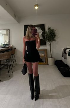 All Black Baddie Fits, Black Low Rise Mini Skirt Outfit, Going Out Mini Skirt Outfit, Boots Outfit Night Out, Baddie Outfits Going Out, Vegas Outfit Daytime, High Boots And Skirt Outfit, Christmas Bar Outfit, Summer Outfit With Boots