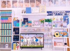 Room Decoration Teume Room, Kpop Bedroom, Kpop Room Decor, Treasure Album, Treasure Room, Kpop Shelf, Axolotl Cute, Album Kpop