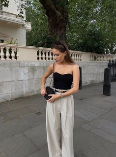 Casual Summer Outfits Perfect For Hot Weather 2024 Tube Top And Trousers Outfit, How To Dress More Elegant, White Strapless Top Outfit, Strapless Shirt Outfits, Black Strapless Top Outfit, White Trousers Outfit Classy, Strapless Top Outfit, Outfit Trousers, Dinner Outfit Casual