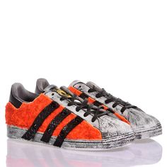 Adidas Superstar Orange Side is the perfect custom men's sneaker for winter! Covered in soft teddy-effect fabric in fluorescent orange, this model is made even bolder and edgier by the washed effect and the iconic Adidas stripes in black faux leather with matching studs. The look of the Adidas Superstar Orange Side is completed with flat black waxed laces. Ysl Sandals, Fluorescent Orange, Expensive Handbags, Margiela Shoes, Stella Mccartney Bag, Soft Teddy, See By Chloe, Tory Burch Shoes, Black Flats