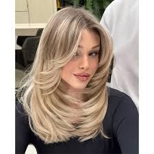 90s supermodel blowout 90s blonde medium blonde hair blowout glam - Google Search Collarbone Length Hair, Tan Skin Blonde Hair, Hairstyles For Layered Hair, Trending Haircuts, Trending Hairstyles, Haircuts For Long Hair, American Beauty, Hair Color Trends, Long Hair Cuts