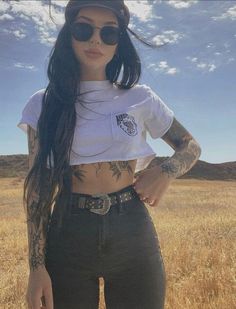 Krista Keehus, Latina Fashion, Curvy Women Jeans, Instagram Outfits, Comfy Fashion, Character Outfits, Rock Style, Grunge Fashion