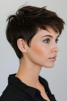 Cute Pixie Haircuts For Thick Hair, Spikey Pixie Cuts, Hairstyle For Chubby Face, Oval Face Haircuts, Oval Face Hairstyles, Short Layered Haircuts, Short Hair Balayage, Penteado Cabelo Curto, Short Pixie Haircuts