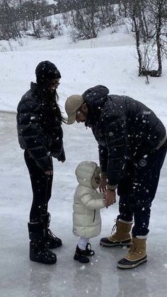 two people standing in the snow with a small child next to them and an ad that says ou sa famille