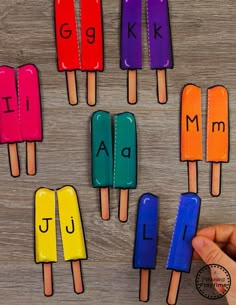 colorful popsicles with the letter g on them are being made out of colored paper