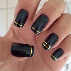 22 Black Nails That Look Edgy and Chic - Elegant gold striped nails. Edgy Nail Art, Black Gold Nails, Elegant Manicure, Black Nail Art, Edgy Nails, Gold Nail, Lines On Nails, Striped Nails, Black Nail Designs