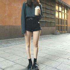 Hipster Fashion IdeasWomen's Fashion | Inpsiration Follow us for more lovely bits and visit us to see our work :) Minimalist Grunge, Moda Grunge, Outfits Shorts, Looks Pinterest, Grunge Outfit, Korean Fashion Outfits, Party Clothes