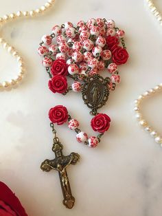 Handmade bronze Miraculous Medal rosary made with 8mm ceramic floral beads and red rose Our Father beads. Catholic Rosary Aesthetic, Rosary Ideas, Rose Rosary, Rosary Design, Flower Rosary, Sacred Space Altar, Ceramic Frame, Rosary Jewelry, Christian Crafts