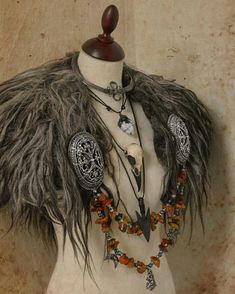 A collar from Vikings age. Viking Sorceress Cosplay, Necromancer Costume Diy, Viking Era Clothing, Viking Headpiece, Viking Headdress, Vikings Costume, Steampunk Viking, Viking Costumes