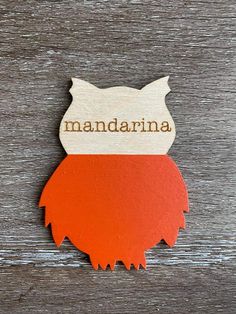 an orange and white owl with the word mandarina on it