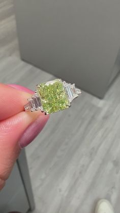 Quinceanera Jewelry, Radiant Diamond Rings, Green Diamond Rings, Colored Diamond Jewelry, Big Engagement Rings, Cute Engagement Rings, Future Engagement Rings, Diamond Jewelry Designs, Green Diamond