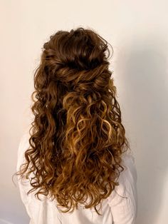 #weddinghairstylesupdo #halfuphalfdownhairstyle #curlyhairstyle #bridalhairstyleideas Natural Wavy Half Up Half Down, Naturally Curly Hair Wedding Styles, Bridesmaid Hair Curly Natural, Half Up Curly Hairstyles Wedding, Half Updo Curly Hair, Curly Bridesmaid Hairstyles, Naturally Curly Wedding Hair, Debs Hair, Bridesmaid Hair Up