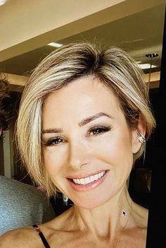 Julianne Hough Short Hair Pixie, Kristen Bell Hair Short Bob, Julianna Hough Hair Short Bobs, Nicole Huntsman Hair Bob, Julianne Hough Hair Short Bob Long Pixie, Jaw Length Bob, Bob Updo Hairstyles, Short Hair Brown, Brown Hair Cuts