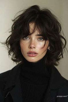 Haircuts For Circle Faces, Short Hair Circle Face, Circle Face Hairstyles, Dutch Barge, Dutch Fashion, Short Hair Model, Short Wavy, Bob Haircut