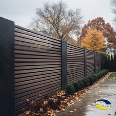 Modern Fencing Front Yard, Front Of House Fence Ideas, Backyard Privacy Screen Ideas, Exterior Fence Design, Driveway Fence Ideas Entrance, Modern House Fence, Metal Fences And Gates, House Fence Ideas, Home Fence Ideas